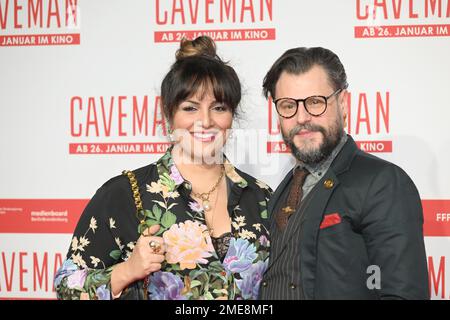 München, Deutschland. 23. Januar 2023. Schauspieler Manuel Cortez und Saina Bayatpour besuchen die Astor Film Lounge im ARRI zur Premiere des Films „Caveman“. Kredit: Felix Hörhager/dpa/Alamy Live News Stockfoto