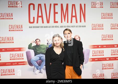 München, Deutschland. 23. Januar 2023. Die Schauspielerinnen Leni Riedel und Martina Hill besuchen die Premiere des Films „Caveman“ in der Astor Film Lounge im ARRI. Kredit: Felix Hörhager/dpa/Alamy Live News Stockfoto