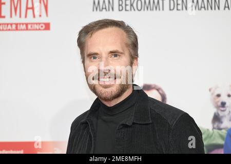 München, Deutschland. 23. Januar 2023. Regisseur Sebastian Niemann kommt zur Premiere des Films „Caveman“ in der Astor Filmlounge des ARRI. Kredit: Felix Hörhager/dpa/Alamy Live News Stockfoto