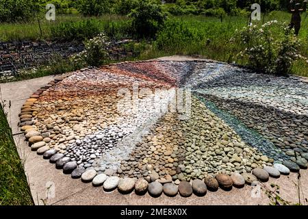 Mosaik aus natürlich gefärbten Steinen im magischen Dreamwoods Park, versteckt in den Hügeln der Toskana, entworfen von der deutschen Künstlerin Deva Manfred, Italien. Stockfoto