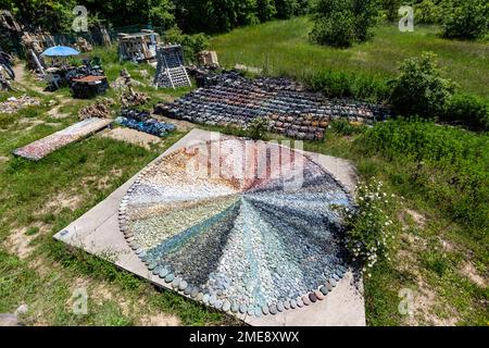 Mosaik aus natürlich gefärbten Steinen im magischen Dreamwoods Park, versteckt in den Hügeln der Toskana, entworfen von der deutschen Künstlerin Deva Manfred, Italien. Stockfoto