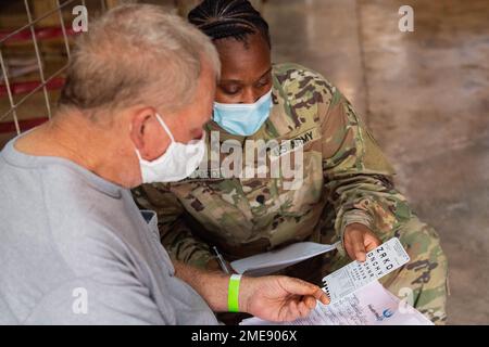 USA Army SPC. Shaniqua Ballard, eine Krankenschwester des 18. Feldkrankenhauses, 304. Medical Detachment, evaluiert das Sehvermögen eines Patienten während des Appalachian Care Innovative Readiness Training (IRT) 2022 in Wise, Virginia, am 15. August 2022. IRT ist eine militärische Ausbildungsmöglichkeit des Verteidigungsministeriums, exklusiv für die Vereinigten Staaten und ihre Territorien, die gemeinsame Schulungsmöglichkeiten bietet, um die Einsatzbereitschaft zu erhöhen. Gleichzeitig bietet IRT wichtige Dienstleistungen (Gesundheitswesen, Bauwesen, Transport und Cybersicherheit) mit dauerhaften Vorteilen für unsere amerikanischen Gemeinden. Stockfoto