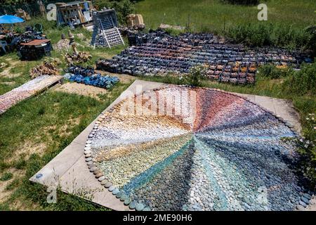 Mosaik aus natürlich gefärbten Steinen im magischen Dreamwoods Park, versteckt in den Hügeln der Toskana, entworfen von der deutschen Künstlerin Deva Manfred, Italien. Stockfoto