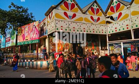 29.12.2019 bolpur West bengal indien, bemalter Bahnhof in bolpur West bengal mit Völkern versammelt Stockfoto