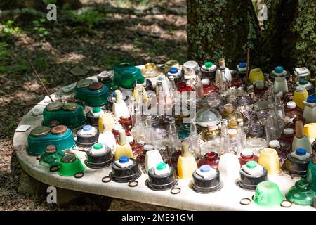 Sammlung von Gegenständen im magischen Dreamwoods Park, versteckt in den Hügeln der Toskana, entworfen von der deutschen Künstlerin Deva Manfredo (Manfred Fluke), Italien. Stockfoto