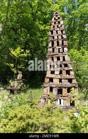 Steinskulpturen im magischen Dreamwoods Park, versteckt in den Hügeln der Toskana, entworfen von der deutschen Künstlerin Deva Manfredo (Manfred Fluke), Italien. Stockfoto