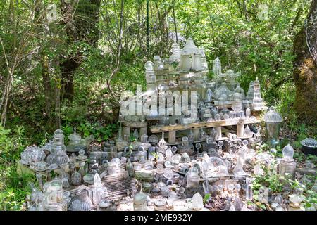 Sammlung von Glasobjekten im Dreamwoods Park, versteckt in den Hügeln der Toskana, entworfen von der deutschen Künstlerin Deva Manfredo (Manfred Fluke), Italien. Stockfoto