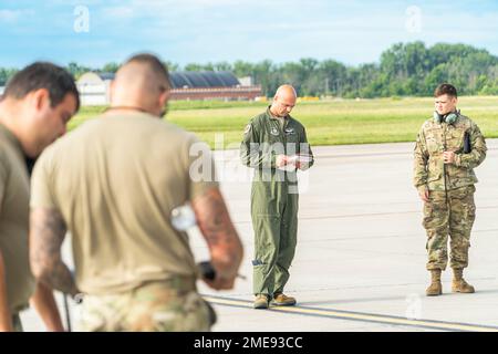 Captain Dave Carr, ein Pilot des 328. Air Tanken Squadron, arbeitet mit Wartungsleuten des 914. Air Tanken Flügels zusammen, um eine Vorflugkontrolle des Flugzeugs durchzuführen, das er von der Niagara Falls Air Reserve Station, NY, 15. August 2022 abfliegen wird. Die Piloten müssen den Betriebszustand des Flugzeugs, das sie fliegen, kennen, um Probleme zu bekämpfen, die während des Fluges auftreten können. Stockfoto