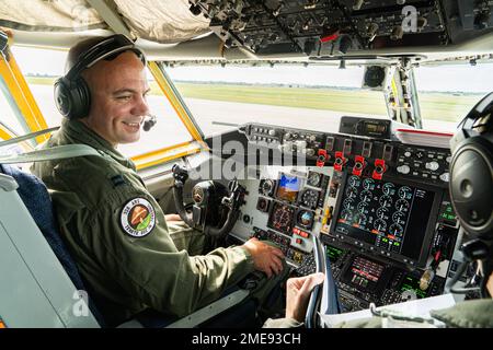 Captain Dave Carr, Pilot der 328. Luftbetankungsgeschwader, bereitet sich auf ein Taxi in einer KC-135 Stratotanker auf der Niagara Falls Air Reserve Station, NY, 15. August 2022 vor. Die KC-135 wurde in den 1950er Jahren entwickelt, um Gas in der Luft zu liefern, um eine schnelle Mobilität der gemeinsamen Streitkräfte zu gewährleisten. 914. Luftbetankungsflügel, AFRC, KC-135 Stratotanker, Reserve Citizen Airmen, USAF, Pilot, Stockfoto
