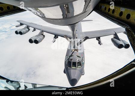 Eine B-52 Stratofortress, die dem 93. Bombengeschwader in Barksdale, Louisiana, zugeteilt wurde, wird über Missouri, USA während des Trainings von einem KC-135 Stratotanker vom 914. Air Tanken Flügel, Niagara Falls Air Reserve Station, NY, 15. August 2022, betankt. Luftbetankung ermöglicht schnelle Mobilität für die gemeinsamen Kräfte auf der ganzen Welt. Stockfoto