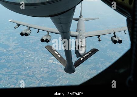 Eine B-52 Stratofortress mit dem 93. Bombengeschwader aus dem Luftwaffenstützpunkt Barksdale zieht dicht hinter einem KC-135 Stratotanker aus dem 914. Air Tanken Flügel, um über Missouri, USA, betankt zu werden, 15. August 2022. Luftbetankung ermöglicht schnelle Mobilität für die gemeinsamen Kräfte auf der ganzen Welt. Stockfoto