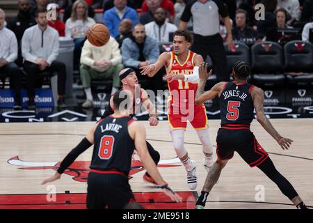 Chicago, USA. 23. Januar 2023. Trae Young (11 Atlanta Hawks) spielt den Ball während des Spiels zwischen den Chicago Bulls und den Atlanta Hawks am Montag, den 23. Januar 2023 im United Center, Chicago, USA. (KEINE KOMMERZIELLE NUTZUNG) (Foto: Shaina Benhiyoun/Sports Press Photo/C - FRIST VON EINER STUNDE - FTP NUR AKTIVIEREN, WENN BILDER WENIGER ALS EINE STUNDE ALT sind - Alamy) Guthaben: SPP Sport Press Photo. Alamy Live News Stockfoto