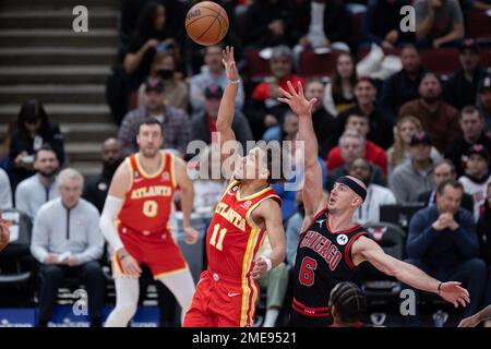 Chicago, USA. 23. Januar 2023. Trae Young (11 Atlanta Hawks) schießt während des Spiels zwischen den Chicago Bulls und den Atlanta Hawks am Montag, den 23. Januar 2023 im United Center, Chicago, USA, einen Floater. (KEINE KOMMERZIELLE NUTZUNG) (Foto: Shaina Benhiyoun/Sports Press Photo/C - FRIST VON EINER STUNDE - FTP NUR AKTIVIEREN, WENN BILDER WENIGER ALS EINE STUNDE ALT sind - Alamy) Guthaben: SPP Sport Press Photo. Alamy Live News Stockfoto