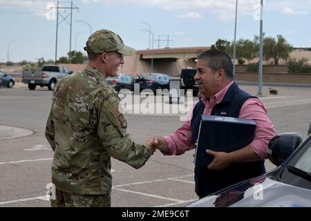 Oberst Justin Spears, 49. Flügelkommandant, begrüßt Sen Ben Ray Lujan bei seiner Ankunft am Luftwaffenstützpunkt Holloman, New Mexico, am 15. August 2022. Lujan besuchte Holloman, um mehr über die Operationen des 49. Flügels und der Missionspartner zu erfahren. Stockfoto