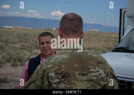 Ben Ray Lujan aus New Mexico spricht mit Oberst Justin Spears, 49. Flügelkommandant, nach der Ankunft auf der Holloman High Speed Test Track auf der Holloman Air Force Base, New Mexico, am 15. August 2022. HHSTT ist die weltweit führende Raketenschlitten-Teststrecke. Stockfoto