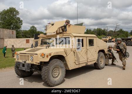 USA Armeesoldaten der 851. Transportation Company ziehen Sicherheitskräfte um einen Humvee als Teil einer Convoy Training Veranstaltung während der 2022 Combat Support Training Übung (CSTX) in Fort McCoy, Wisconsin, 15. August 2022. CSTX 22-02 bietet Rotationstrainings die Möglichkeit, die kollektiven MOS-spezifischen Schulungskenntnisse zu verbessern und die Bereitschaft zu verbessern. Gleichzeitig bietet CSTX eine Vielzahl von Live- und virtuellen integrierten Schulungsumgebungen, um eine nah-Peer-Bedrohung bei groß angelegten Kampfoperationen innerhalb von Operationen mit mehreren Domänen zu replizieren. Die Schulungseinheiten arbeiten in einer strengen Umgebung, in der ein entwickelt wird Stockfoto