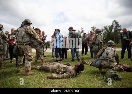 USA Armeesoldaten der 851. Transportation Company leiten Zivilisten um und leisten erste Hilfe für verletzte Soldaten in einer simulierten Übung als Teil einer Convoy-Trainingsereignis während der 2022 Combat Support Training Übung (CSTX) in Fort McCoy, Wisconsin, 15. August 2022. CSTX 22-02 bietet Rotationstrainings die Möglichkeit, die kollektiven MOS-spezifischen Schulungskenntnisse zu verbessern und die Bereitschaft zu verbessern. Gleichzeitig bietet CSTX eine Vielzahl von Live- und virtuellen integrierten Schulungsumgebungen, um eine nah-Peer-Bedrohung bei groß angelegten Kampfoperationen innerhalb von Operationen mit mehreren Domänen zu replizieren. Trai Stockfoto