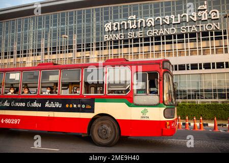 Bangkok, Thailand - 20. Januar 2023: Shuttlebus vor der Bang Sue Grand Station in Bangkok, Thailand. Stockfoto