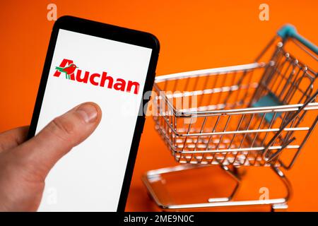 Polen. 23. Januar 2023. In dieser Fotoabbildung wird ein Auchan-Logo auf einem Smartphone angezeigt. Kredit: SOPA Images Limited/Alamy Live News Stockfoto