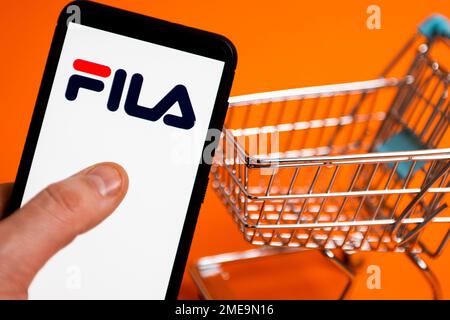 Polen. 23. Januar 2023. In dieser Fotoabbildung wird ein Fila-Logo auf einem Smartphone angezeigt. Kredit: SOPA Images Limited/Alamy Live News Stockfoto