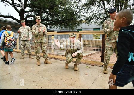 Oberstleutnant Clark Charpentier, USA Army Medical Center of Excellence Kommandant Major, versucht, Schülern der Fort Sam Houston Grundschule am 15. August 2022 einen High Five zu geben. Er war einer der vielen Militärangehörigen und Zivilisten, die Schüler nach ihren Sommerferien wieder zur Schule brachten. Stockfoto