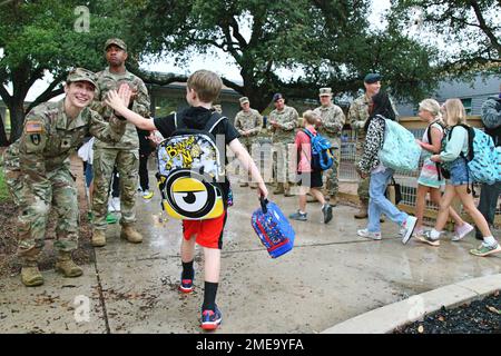 Leutnant Genna Speed, Kommandant des 232D. Medizinischen Bataillons, gibt einer Schülerin einen High Five, heißt sie am 15. August 2022 wieder in der Fort Sam Houston Grundschule willkommen. Sie war eine der vielen Militärangehörigen und Zivilisten, die Schüler nach ihren Sommerferien wieder zur Schule begrüßten. Stockfoto