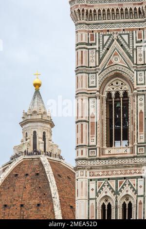 Blick auf den Gipfel des Brunelleschi Duomo und Giottos Glockenturm, an der Kathedrale Santa Maria del Fiore, in Florenz, Italien. Stockfoto