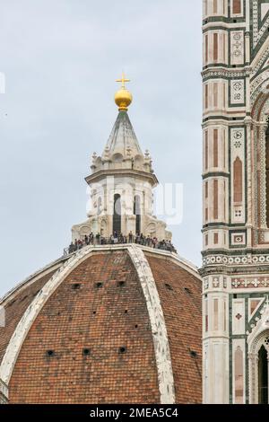 Blick auf den Gipfel des Brunelleschi Duomo und Giottos Glockenturm, an der Kathedrale Santa Maria del Fiore, in Florenz, Italien. Stockfoto