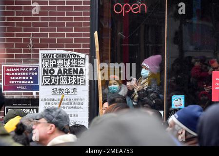 Philadelphia, Usa. 22. Januar 2023. Auf einem Plakat steht, dass Save Chinatown in Chinatown in Philadelphia an Unternehmen hängt. Die Philadelphia 76ers kämpfen um eine Arena in Chinatown, die die ohnehin schwindende Gemeinde entreißen wird. Die Philadelphia 76ers versuchen, an einen Ort zu ziehen, der Chinatown wegnehmen würde. Chinatown hat auch Platz an Old City Philadelphia verloren. (Foto: Aimee Dilger/SOPA Images/Sipa USA) Guthaben: SIPA USA/Alamy Live News Stockfoto