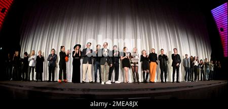 München, Deutschland. 23. Januar 2023. Das Team taucht nach der Premiere des Films „Caveman“ in der Astor Filmlounge im ARRI auf die Bühne. Kredit: Felix Hörhager/dpa/Alamy Live News Stockfoto