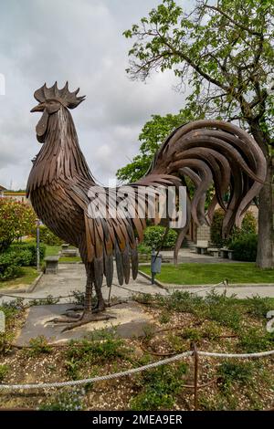 Skulptur des berühmten Gallo Nero (schwarzer Hahn), Symbol des Chianti-Weins, in Gaiole in Chianti, Toskana, Italien. Stockfoto