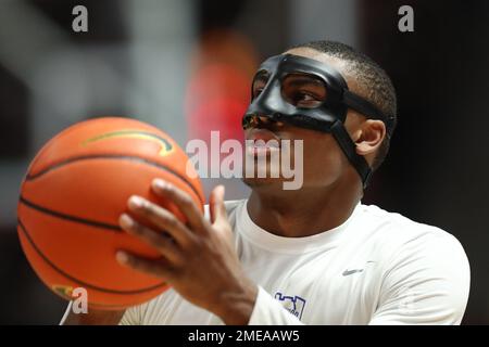 Blacksburg, Virginia, USA. 23. Januar 2023. Duke Blue Devils Wächter Jaylen Blakes (2) wärmt sich vor dem NCAA-Basketballspiel zwischen den Duke Blue Devils und den Virginia Tech Hokies im Cassell Coliseum in Blacksburg, Virginia, auf. Greg Atkins/CSM/Alamy Live News Stockfoto