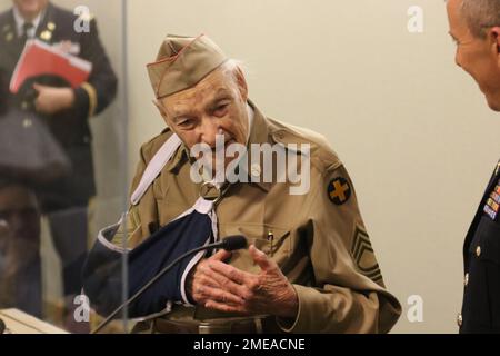 Master Sgt. (Pensioniert) Henry Hank Gould spricht im August 15 im Kuratorium von Skokie (Illinois), nachdem Major James Brock vom 2. Bataillon der Illinois Army National Guard, 122. Field Artillery Regiment, ihm einen Brief von Major General Rich Neely überreichte, Der Adjutant General von Illinois und Commander der Illinois Nationalgarde und Geschenke von Gould's alter Einheit. Drei Militärveteranen sollten als große Militärmarschall der Skokie-Unabhängigkeitstag-Parade am 4. Juli geehrt werden, als die Parade plötzlich abgesagt wurde, wegen der Schießereien auf der Parade in der Nähe von Hi Stockfoto