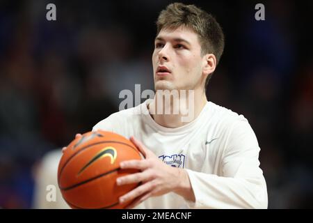 Blacksburg, Virginia, USA. 23. Januar 2023. Duke Blue Devils Center Kyle Filipowski (30) wärmt sich vor dem NCAA-Basketballspiel zwischen den Duke Blue Devils und den Virginia Tech Hokies im Cassell Coliseum in Blacksburg, Virginia, auf. Greg Atkins/CSM/Alamy Live News Stockfoto