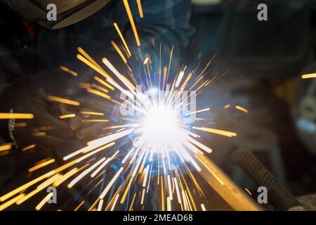 Mit halbautomatischem Argon-Gas-geschirmtes Schweißen halbautomatische Maschinenarbeiter bearbeiten Metallschweißen Stockfoto