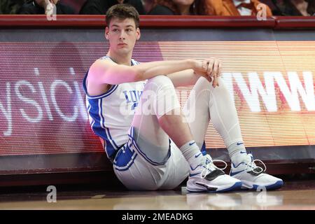 Blacksburg, Virginia, USA. 23. Januar 2023. Duke Blue Devils Center Kyle Filipowski (30) wartet beim NCAA-Basketballspiel zwischen den Duke Blue Devils und den Virginia Tech Hokies im Cassell Coliseum in Blacksburg, Virginia, auf den Check-in. Greg Atkins/CSM/Alamy Live News Stockfoto