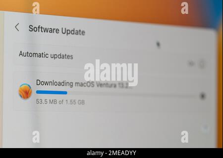 New york, USA - 23. Januar 2022: Download des neuen macOS ventura Update Nahansicht Hintergrund Stockfoto