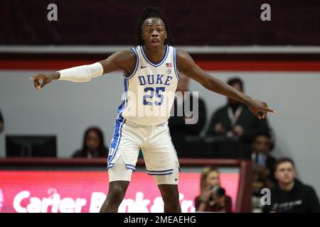 Blacksburg, Virginia, USA. 23. Januar 2023. Duke Blue Devils, Forward Mark Mitchell (25) über die Verteidigung während des NCAA-Basketballspiels zwischen den Duke Blue Devils und den Virginia Tech Hokies im Cassell Coliseum in Blacksburg, Virginia. Greg Atkins/CSM/Alamy Live News Stockfoto