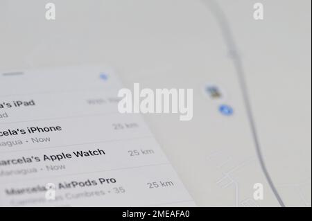 New york, USA - 23. Januar 2022: Apple-Gadgets wurden angehängt, um meine App auf dem Bildschirm mit Nahaufnahme der Karte zu finden Stockfoto