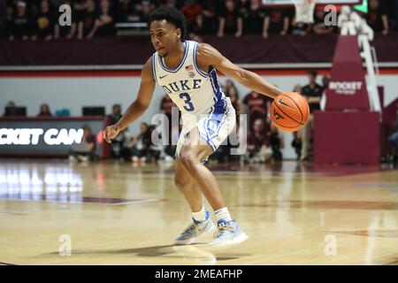 Blacksburg, Virginia, USA. 23. Januar 2023. Der Wachmann der Duke Blue Devils, Jeremy Roach (3), fährt während des NCAA-Basketballspiels zwischen den Duke Blue Devils und den Virginia Tech Hokies im Cassell Coliseum in Blacksburg, Virginia. Greg Atkins/CSM/Alamy Live News Stockfoto