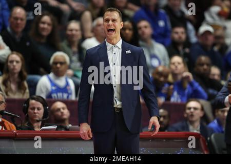 Blacksburg, Virginia, USA. 23. Januar 2023. Duke Blue Devils Cheftrainer Jon Scheyer trainiert während des NCAA-Basketballspiels zwischen den Duke Blue Devils und den Virginia Tech Hokies im Cassell Coliseum in Blacksburg, Virginia. Greg Atkins/CSM/Alamy Live News Stockfoto