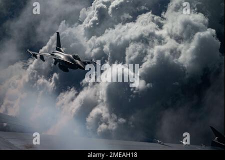 F-16 Fighting Falcon, dem 64. Aggressor-Geschwader zugeteilt, fliegt während einer Routine-Trainingsmission auf dem Nellis Air Force Base, Nevada, 15. August 2022 über den Test- und Trainingsbereich Nevadas. Das wichtigste Zeugnis für den Wert des Aggressorenprogramms ist die anhaltende Dominanz der USA Luftwaffe während der jüngsten Konflikte. Stockfoto