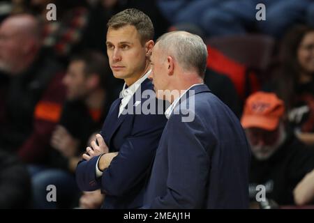 Blacksburg, Virginia, USA. 23. Januar 2023. Jon Scheyer, Cheftrainer der Duke Blue Devils, spricht mit einem Assistenten während des NCAA-Basketballspiels zwischen den Duke Blue Devils und den Virginia Tech Hokies im Cassell Coliseum in Blacksburg, Virginia. Greg Atkins/CSM/Alamy Live News Stockfoto