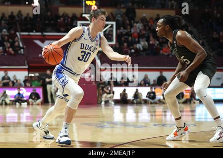 Blacksburg, Virginia, USA. 23. Januar 2023. Duke Blue Devils Center Kyle Filipowski (30) fährt während des NCAA-Basketballspiels zwischen den Duke Blue Devils und den Virginia Tech Hokies im Cassell Coliseum in Blacksburg, Virginia. Greg Atkins/CSM/Alamy Live News Stockfoto