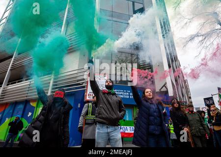 Washington, Usa. 21. Januar 2023. Während eines marsches für die Freiheit im Iran und in der Ukraine vor den Büros der Europäischen Union lassen Demonstranten Rauch in den Farben der iranischen Flagge los. Die Demonstranten forderten, dass das IRGC zu einer terroristischen Gruppe erklärt wird, wie die EU dies in Erwägung zieht. Die iranische und die ukrainische Gemeinschaft haben sich zusammengetan, um eine freie, demokratische Regierung in beiden Ländern zu fordern, und marschierten zu den EU-Büros, der Sektion iranische Interessen und der ukrainischen Botschaft in Washington, DC. (Foto: Allison Bailey/SOPA Images/Sipa USA) Guthaben: SIPA USA/Alamy Live News Stockfoto