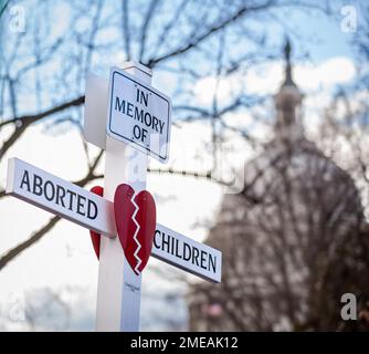 Washington, Usa. 20. Januar 2023. Ein Kreuz „in memoriam of aborted children“ (zum Gedenken an abgebrochene Kinder) passiert die Kuppel des US Capitol während des jährlichen Marsches für das Leben in Washington, DC. Der diesjährige märz ist eine Feier der Aufhebung von Roe gegen Wade durch den Obersten Gerichtshof und des Bundesrechts auf Zugang zu Abtreibung am 24. Juni 2022 in der Stellungnahme von Dobbs gegen JWHO. Etwa die Hälfte der Staaten hat seitdem den Zugang zu Abtreibungen verboten oder stark eingeschränkt. Anti-Abtreibungs-Aktivisten wollen noch weiter gehen und forderten den Kongress auf, ein nationales Abtreibungsverbot zu verabschieden. (Foto: Allison Bailey/SOPA Images/Sipa USA) Guthaben: SIPA USA/Alamy Live News Stockfoto