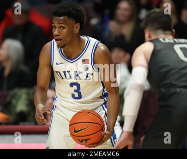 Blacksburg, Virginia, USA. 23. Januar 2023. Der Wachmann der Duke Blue Devils, Jeremy Roach (3), tritt beim NCAA-Basketballspiel zwischen den Duke Blue Devils und den Virginia Tech Hokies im Cassell Coliseum in Blacksburg, Virginia, an. Greg Atkins/CSM/Alamy Live News Stockfoto