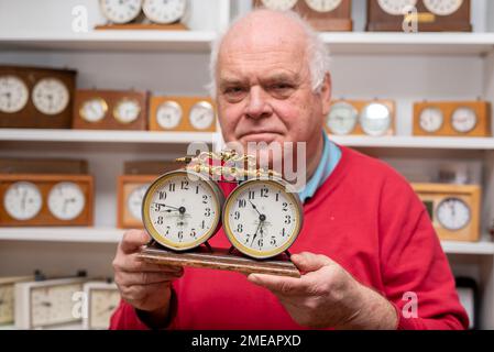 21. Januar 2023, Sachsen-Anhalt, Löberitz: Museumsdirektor Konrad Reiß zeigt eine wertvolle Schachuhr. Es wurde um 1890 Uhr handgemacht. Neben Schachuhren zeigt das Schachmuseum Löberitz mehr als 400 Schachbretter aus mehreren Jahrhunderten. Ein Privatsammler aus Köthen hat dem Schachmuseum 25 besonders wertvolle Schachbretter gespendet. Sie bieten einen Einblick in die kulturelle Geschichte des königlichen Spiels auf vier Kontinenten. Foto: Stephan Schulz/dpa/ZB Stockfoto