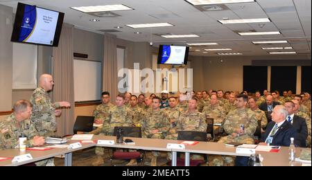 Brigg. General Isaac J. Peltier, stellvertretender General für Operationen, USA Army Space and Missile Defense Command, startet das 2022 Functional Area 40 Training Forum, 15.-18. August, in Colorado Springs, Colorado, mit einem Army Space Warfighting Briefing. Stockfoto