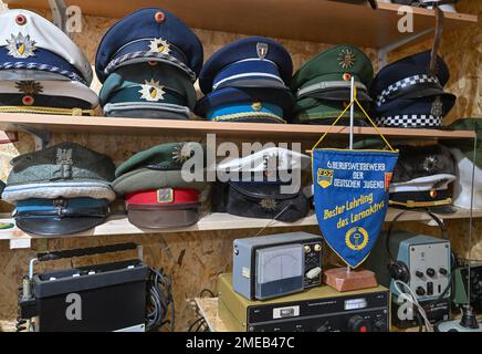 Eggersdorf, Deutschland. 19. Januar 2023. Im Museum des Sammlers Christian Paul sind verschiedene Uniformen zu sehen. Mit einer Polizei begann Lada vor etwa 15 Jahren, was sich jetzt zu einer umfangreichen Sammlung von Blaulicht entwickelt hat. Viele Uniformen und noch mehr alte Technologie, es gibt den Sammler Christian Paul zu bewundern. (Zu dpa-KORR 'trügerisch aufrichtig - wenn DDR-Alte wieder aufgefrischt werden') Kredit: Patrick Pleul/dpa/Alamy Live News Stockfoto